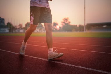 Atlet sabah stadyum etrafında çalışır