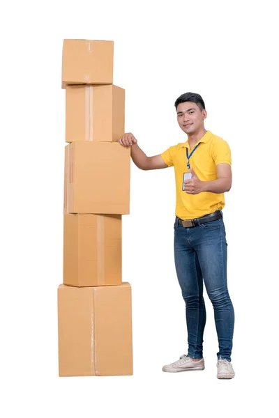 Entrega hombre asiático. Feliz joven mensajero caja de espera y sonriente —  Fotos de Stock