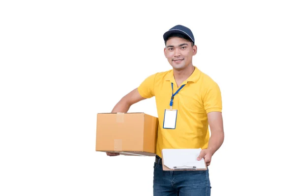 Entrega hombre asiático. Feliz joven mensajero caja de espera y sonriente — Foto de Stock