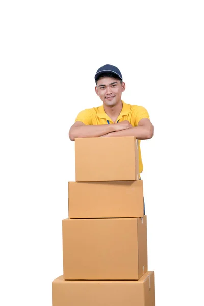 Entrega hombre asiático. Feliz joven mensajero caja de espera y sonriente —  Fotos de Stock