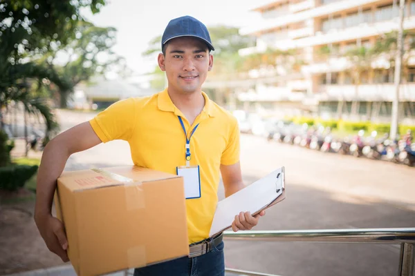 Entrega hombre sosteniendo cajas de cartón, concepto de transporte —  Fotos de Stock