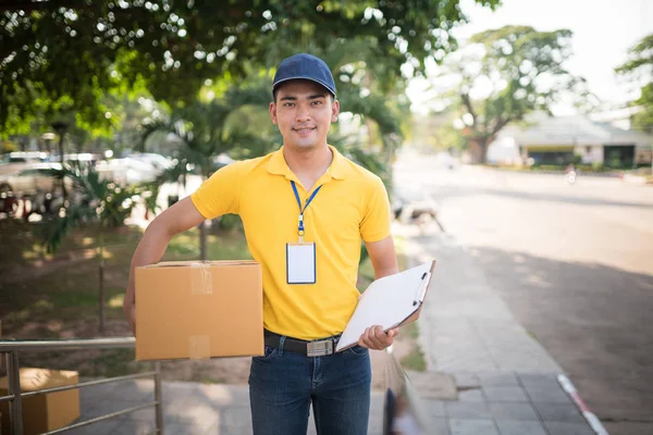 Levering man Holding kartonnen dozen, vervoer concept — Stockfoto