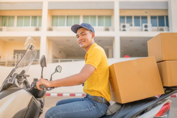 Entrega hombre y motocicleta, concepto de transporte —  Fotos de Stock