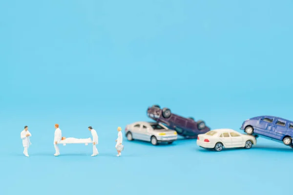 Miniaturní lidé zdravá týmovou práci v pracovní nehodě, autonehoda — Stock fotografie
