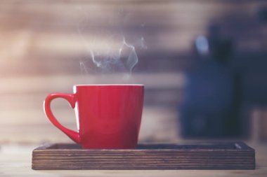 ahşap arka planlı kırmızı kahve fincanı