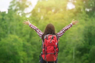 doğa arka plan ile sırt çantası kadın açık el