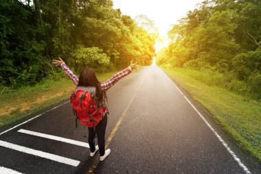 doğa arka plan ile yolda sırt çantası kadın açık el