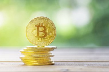 Doğal bokeh ile ahşap masa üzerinde Altın bitcoin kriptopara 