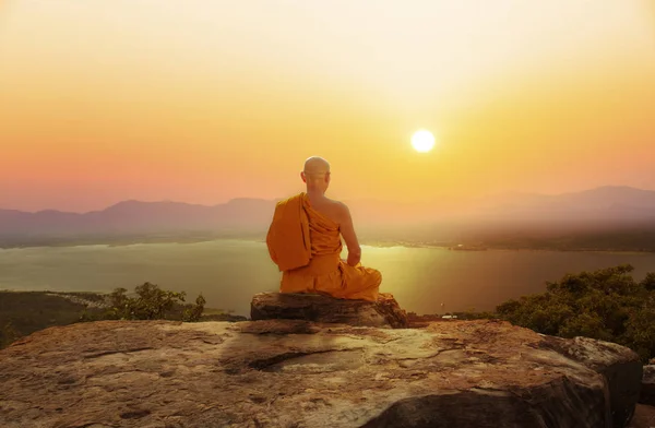 Monge budista em meditação ao pôr-do-sol bonito ou nascer do sol — Fotografia de Stock