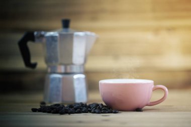 Ahşap arka planlı pembe kahve fincanı