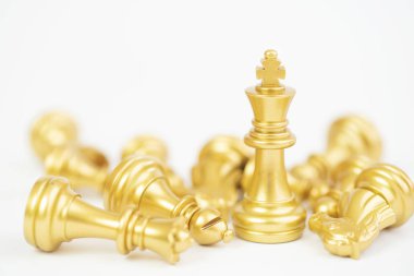 beyaz arka plan üzerinde altın satranç taşı