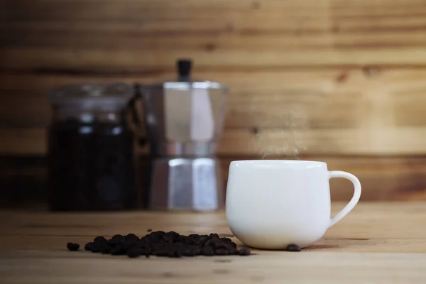 Xícara branca de café com fundo de madeira — Fotografia de Stock