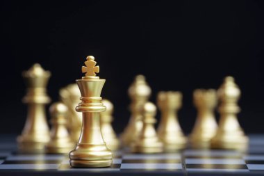 Siyah arka planlı satranç tahtasındaki satranç taşlarını kapatın