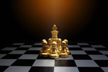 Siyah arka planlı satranç tahtasındaki satranç taşlarını kapatın