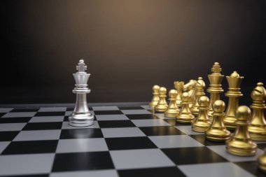 Siyah arka planlı satranç tahtasındaki satranç taşlarını kapatın