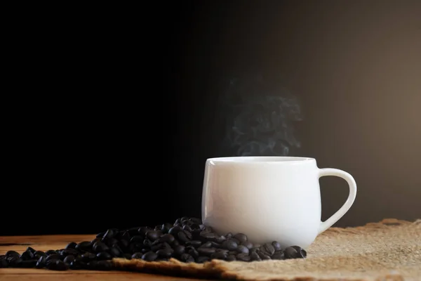 Tazza bianca di caffè con chicco di caffè su sfondo nero — Foto Stock