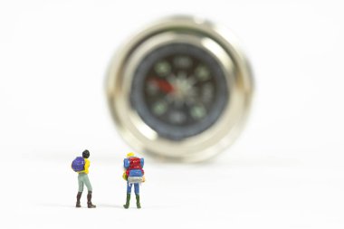 Minyatür insanlar sırt çantası ile mini rakamlar gezginler