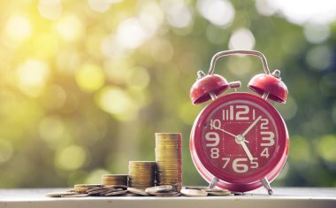 doğa arka plan üzerinde çalar saat ile altın sikke