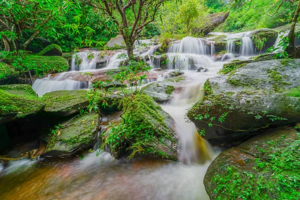 Cachoeira na floresta tropical na Tailândia — Fotografia de Stock
