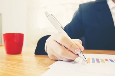 iş kadını elleri tabloda veri raporu grafiği kontrol