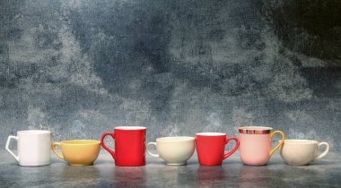 beton arka plan üzerinde kahve renkli fincan