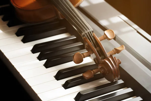 Tastiera per pianoforte con violino, vista dall'alto — Foto Stock