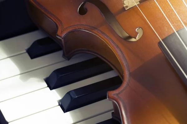 Tastiera per pianoforte con violino, vista dall'alto — Foto Stock