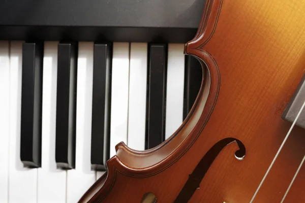 Tastiera per pianoforte con violino, vista dall'alto — Foto Stock