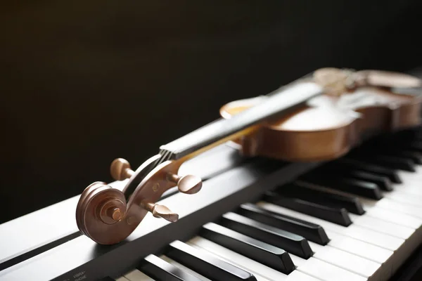 Teclado Piano Com Violino — Fotografia de Stock