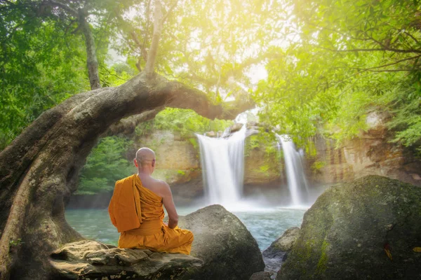 Moine pratique la méditation à haew suwat cascade dans thailand, Kha — Photo