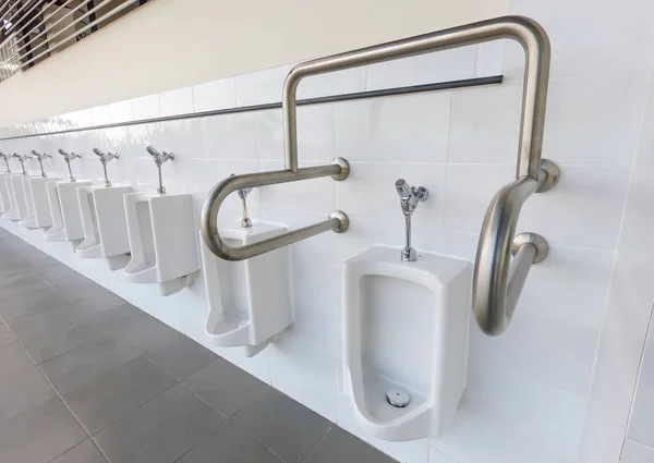 Homens públicos limpos banheiro com amigável para pessoas com deficiência — Fotografia de Stock