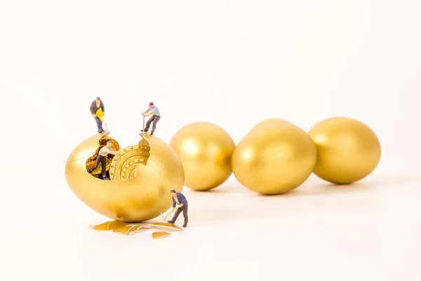 Pessoas em miniatura trabalhando com ovo dourado, conceito de negócio — Fotografia de Stock