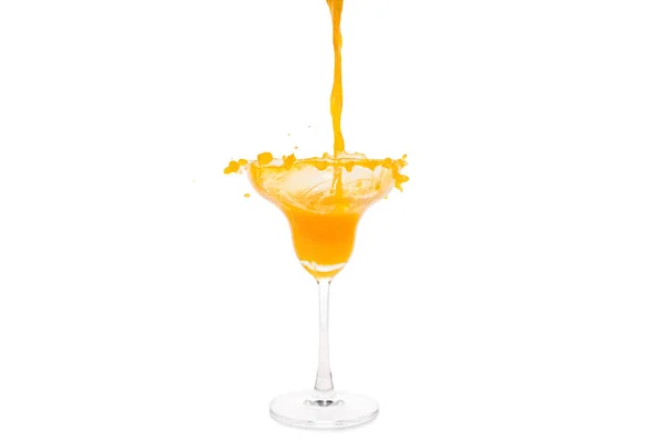 Jus d'orange verser dans le verre de la moitié de l'orange — Photo