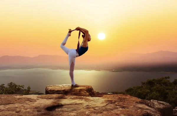 Backpacker woman open hand in mountain with sunset or sunrise ba — Stock Photo, Image