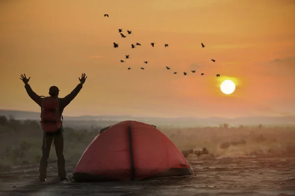 Mochilero con tienda en el camping con puesta de sol o salida del sol de nuevo — Foto de Stock