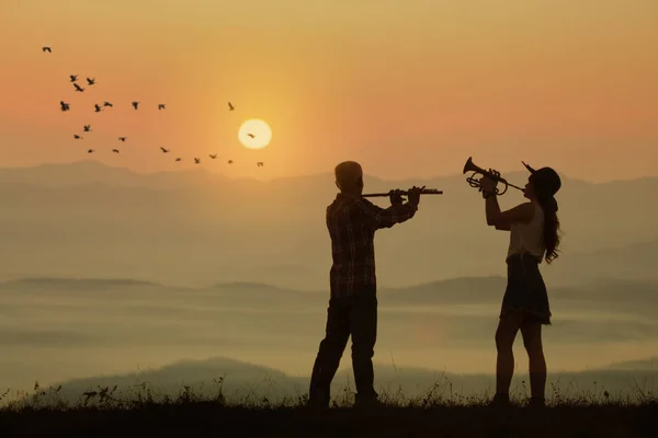 Músico tocar flauta y trompeta con puesta de sol o salida del sol backgroun —  Fotos de Stock