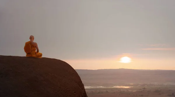 Güzel gün batımı veya gündoğumu backg meditasyon Budist keşiş — Stok fotoğraf