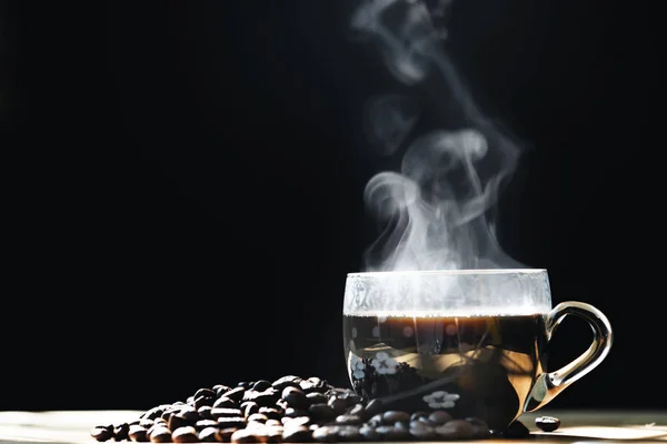 Cup of coffee with coffee bean on black background — Stock Photo, Image