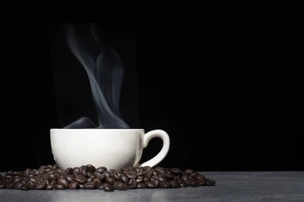 Tazza di caffè con chicco di caffè su sfondo nero — Foto Stock