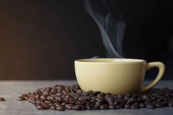 Tazza di caffè con chicco di caffè su sfondo nero — Foto Stock