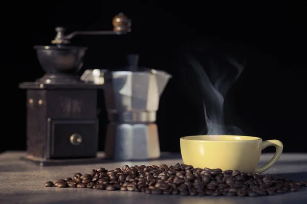 검은 배경에 커피 콩커피 한 잔 — 스톡 사진