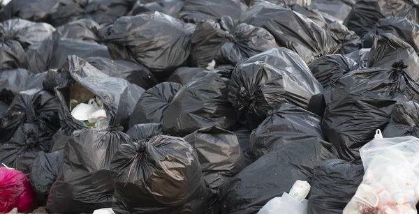 Pila de bolsas de basura negro —  Fotos de Stock
