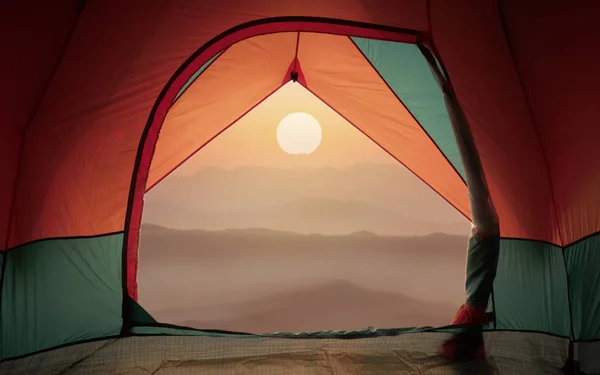 Gün batımı veya gündoğumu arka plan ile pencereüzerinde çadır görünümü — Stok fotoğraf