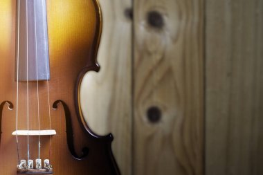 Ahşap arka planda kemanı kapatın