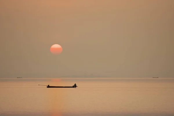 Fisher hombre y barco en la mañana con el fondo del amanecer — Foto de Stock