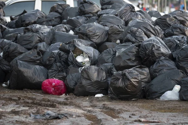 Pila de bolsas de basura negro —  Fotos de Stock