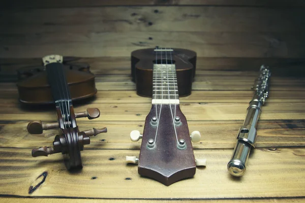 Flöjt, violin, ukulele musikinstrument på trä — Stockfoto