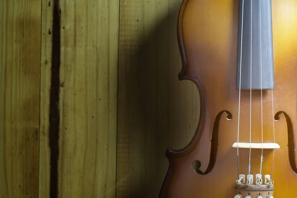 Uzavřete housle na pozadí dřeva — Stock fotografie