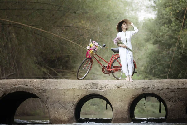 Woman with Vietnam culture traditional dress, Ao dai and bicycle — Stock Photo, Image