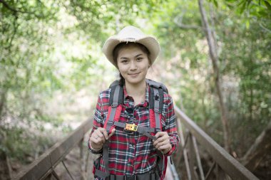 Ormanda Sırt çantası kadın